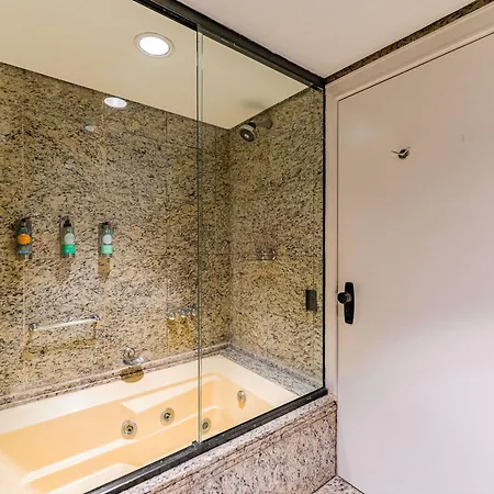 Grand Mercure Curitiba Rayon Exterior photo A shower door